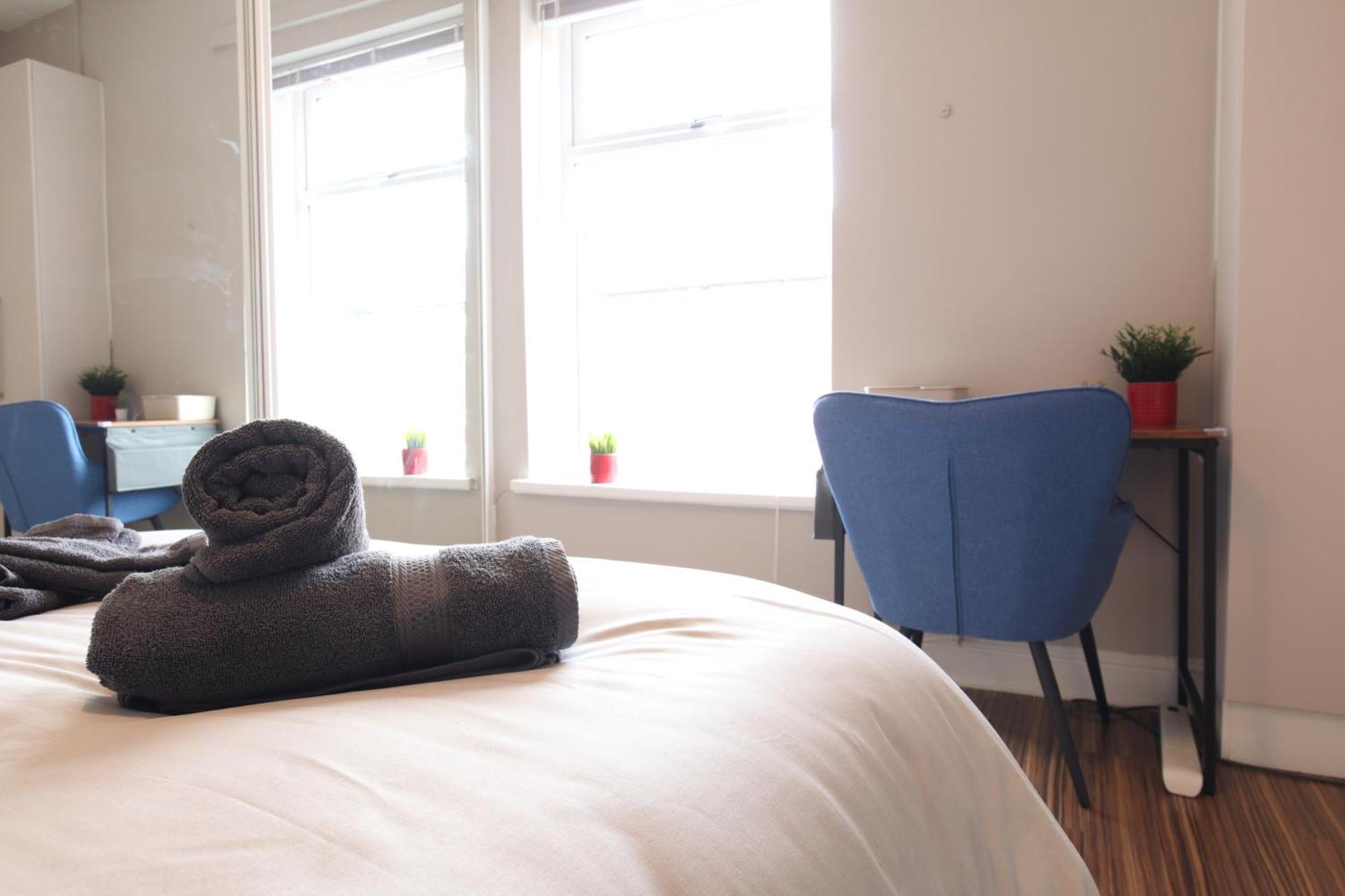 2-Bedroom, Free Parking, High Speed Wi-Fi, Swinton Manchester Dış mekan fotoğraf