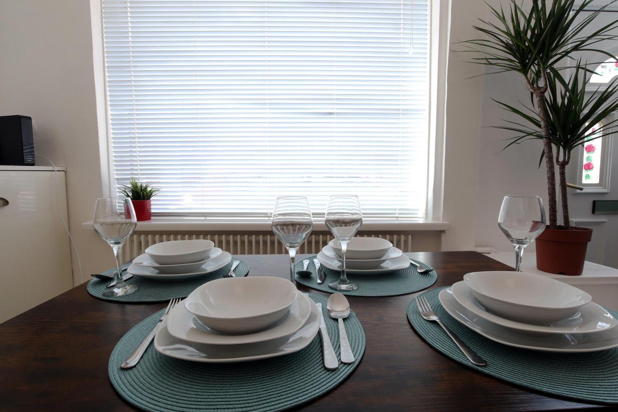 2-Bedroom, Free Parking, High Speed Wi-Fi, Swinton Manchester Dış mekan fotoğraf